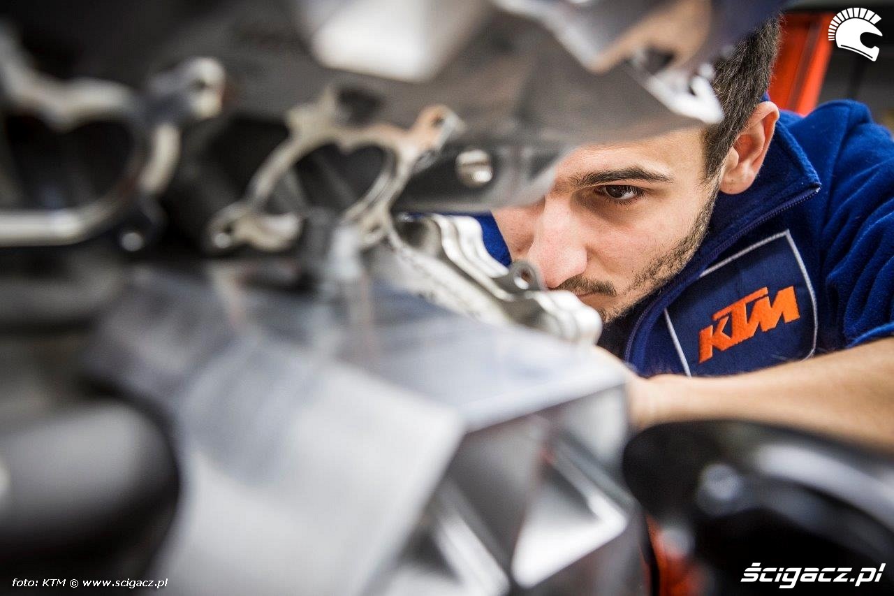 ktm mechanic